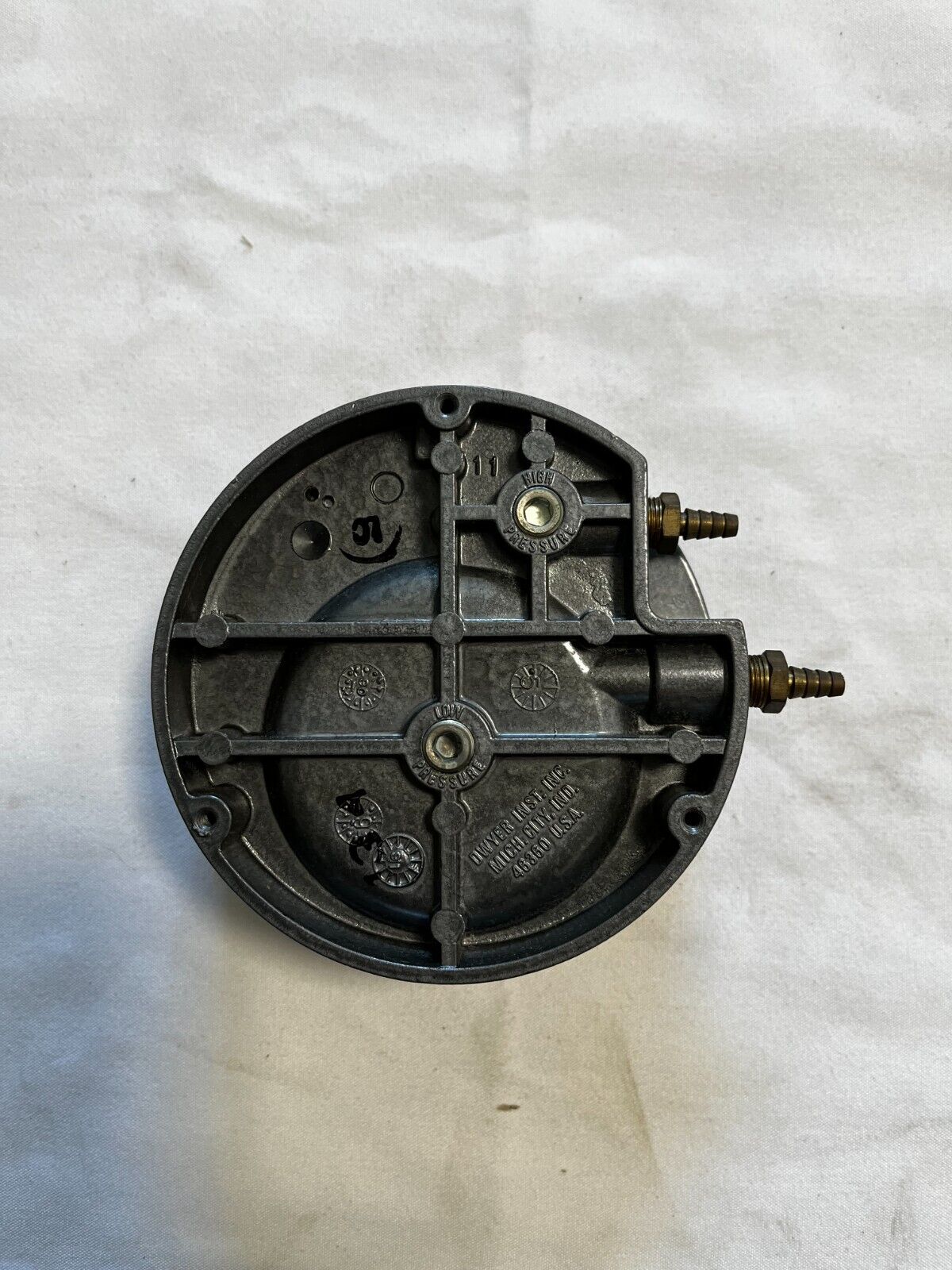 Magnehelic Differential Pressure Gage Model 2001